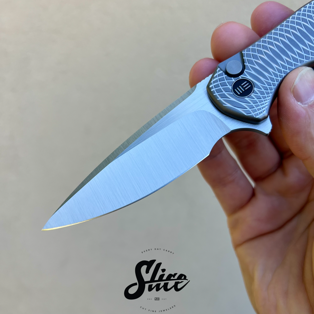 WE Knives Kitefin button lock