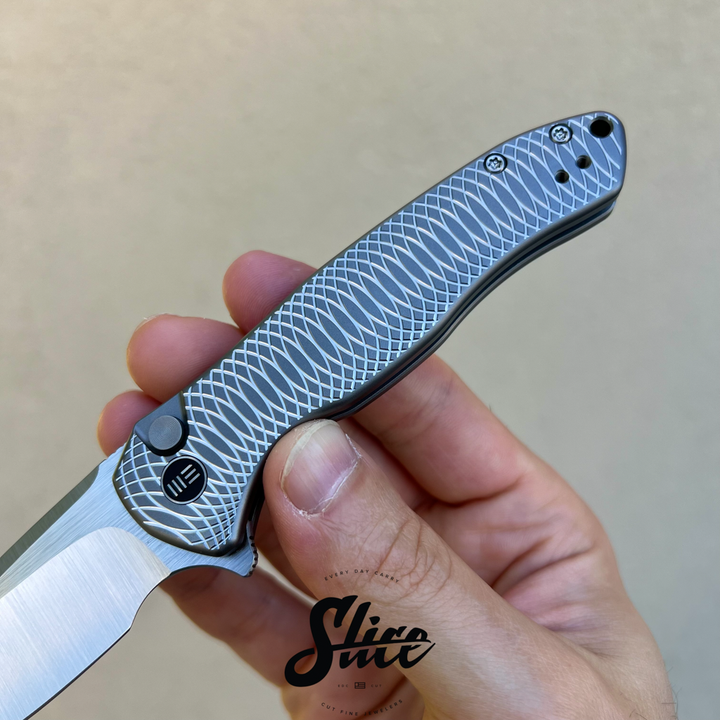 WE Knives Kitefin button lock
