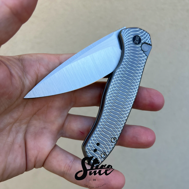WE Knives Kitefin button lock