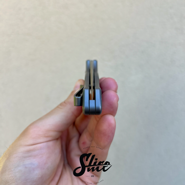 WE Knives Kitefin button lock